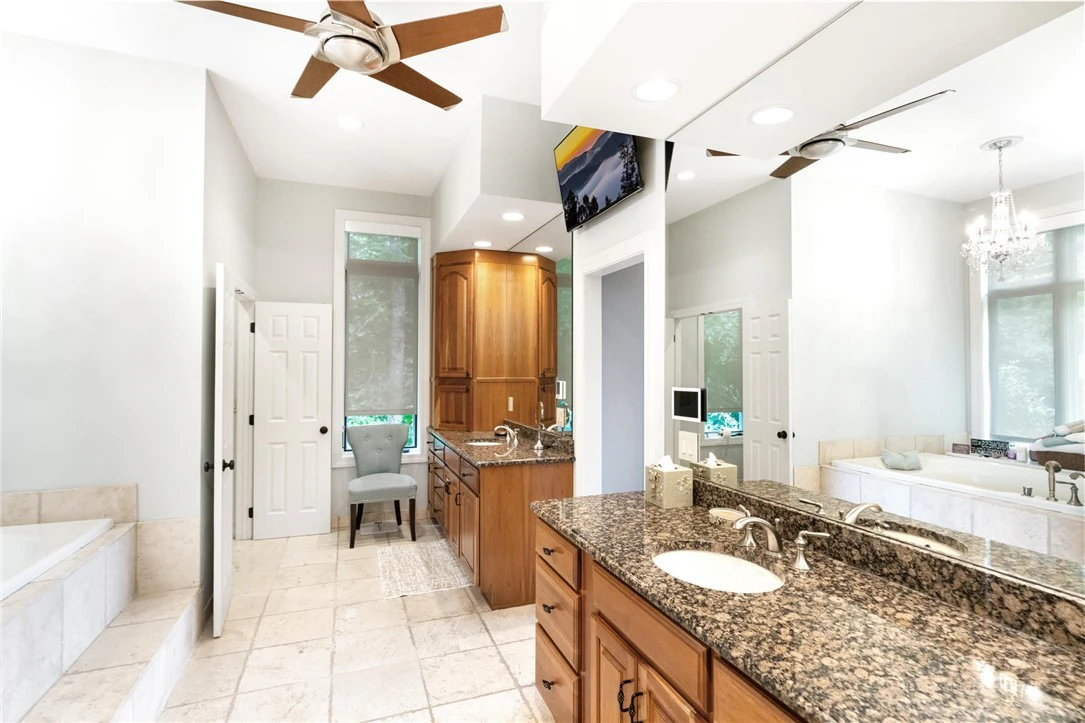 Image number 20 for the current listing