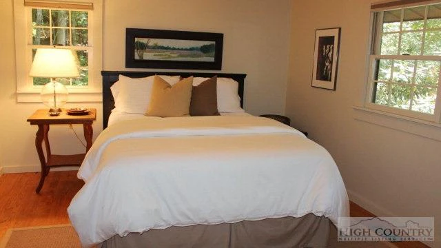 Image number 3 for the current listing