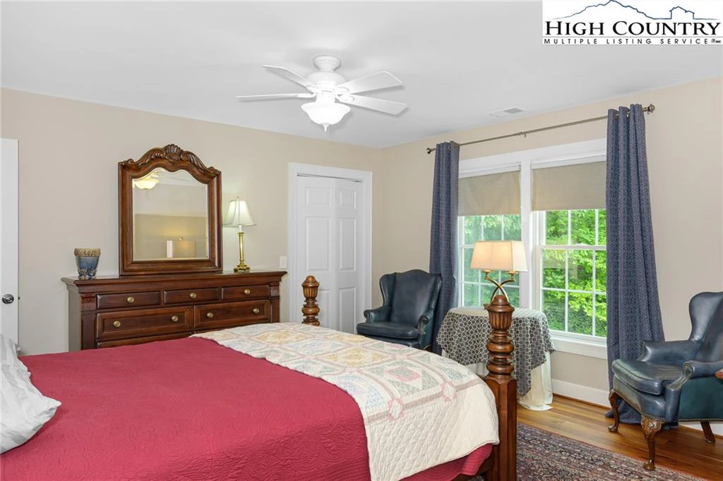 Image number 4 for the current listing