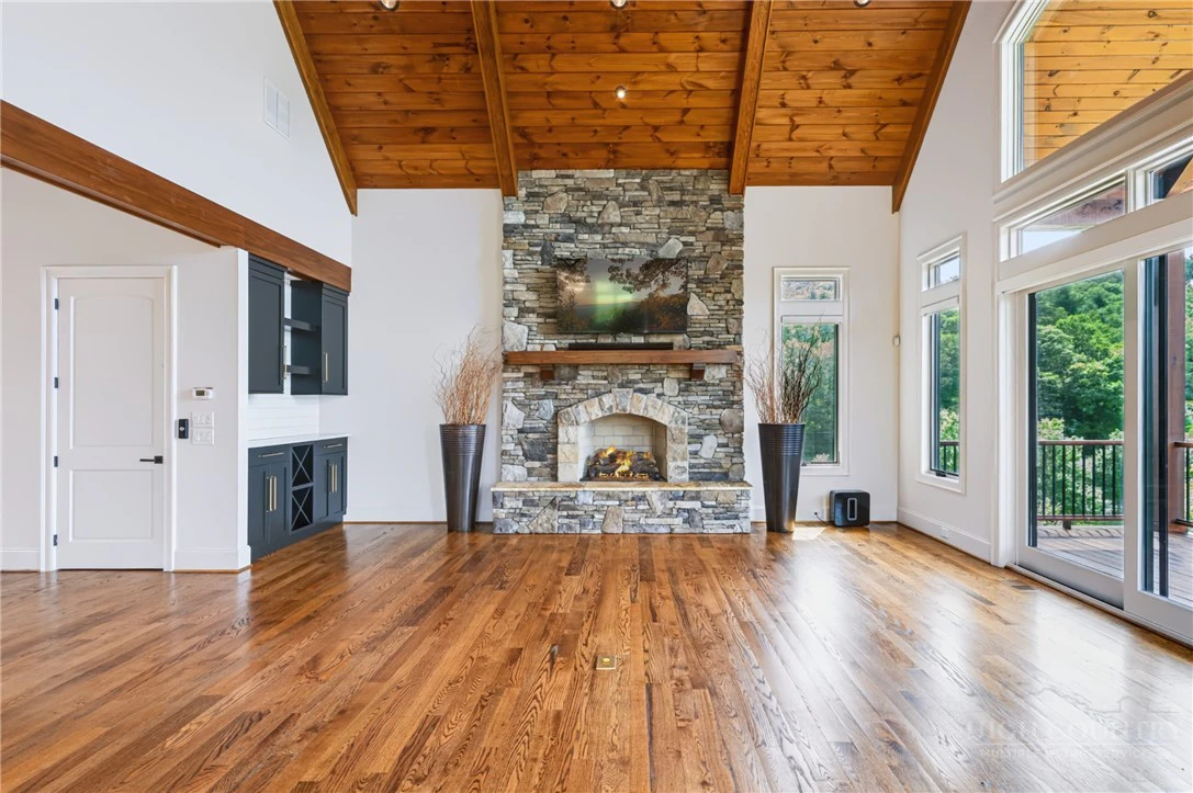 Image number 15 for the current listing