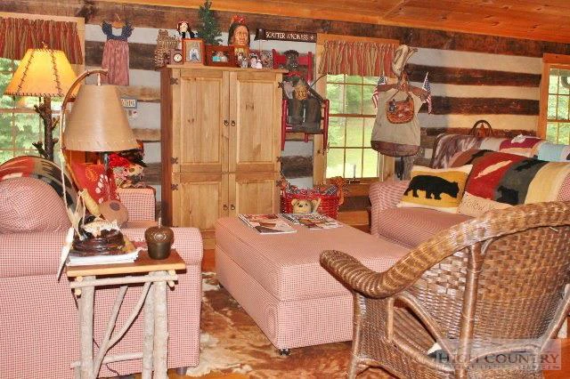 Image number 15 for the current listing