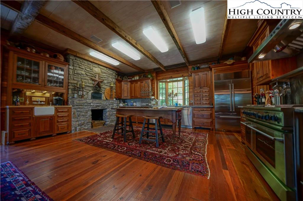 Image number 27 for the current listing