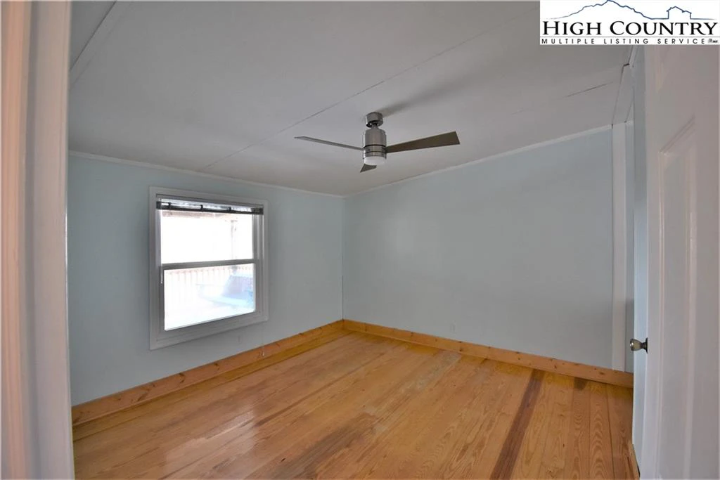 Image number 4 for the current listing