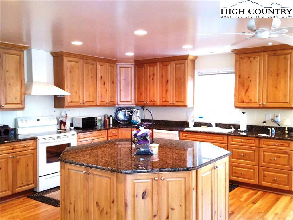 Image number 11 for the current listing