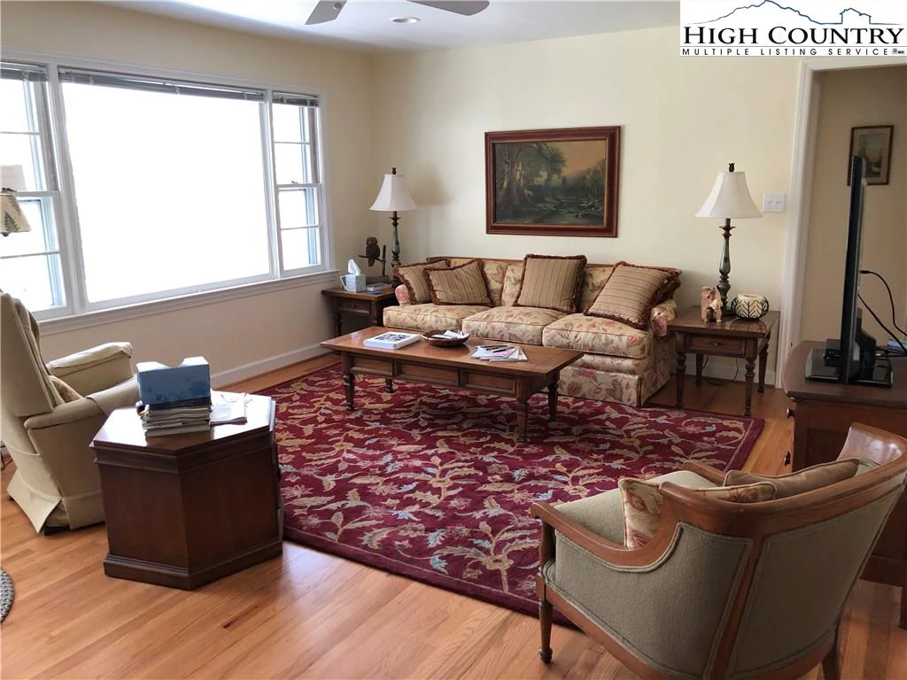 Image number 3 for the current listing