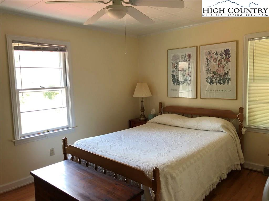 Image number 4 for the current listing