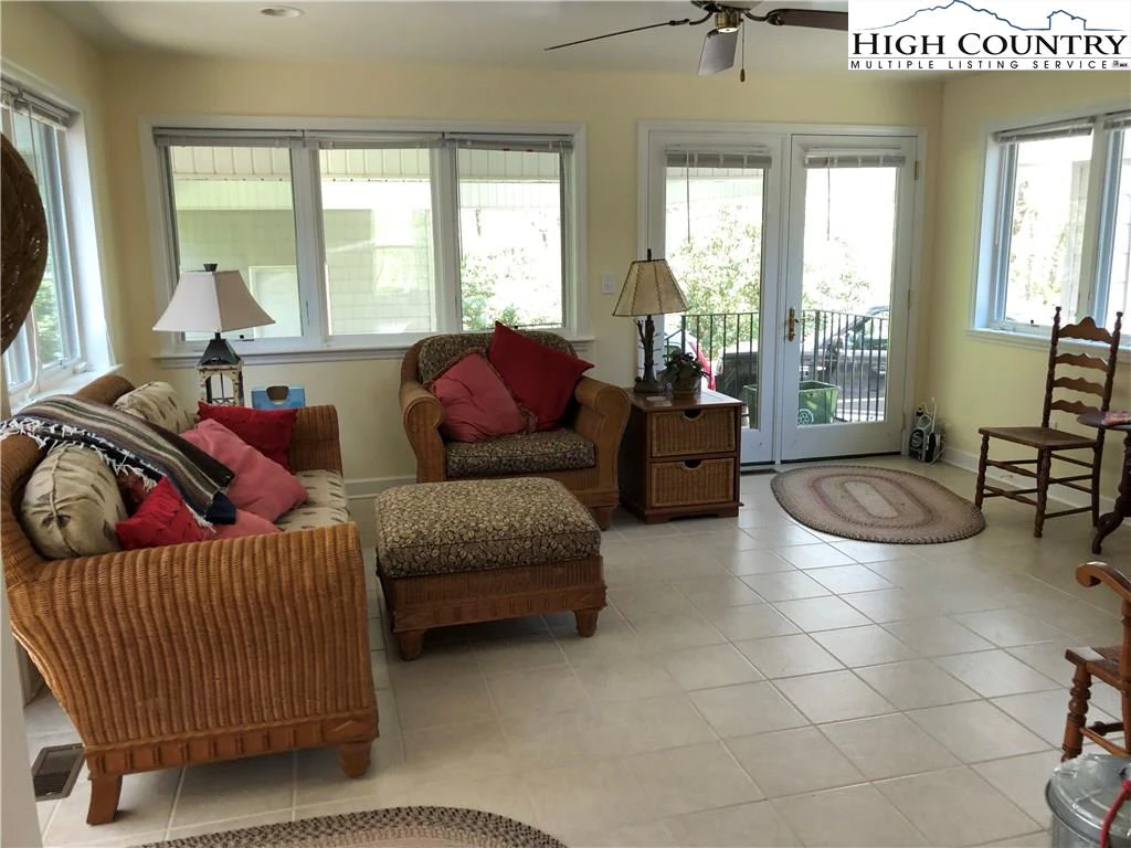 Image number 8 for the current listing