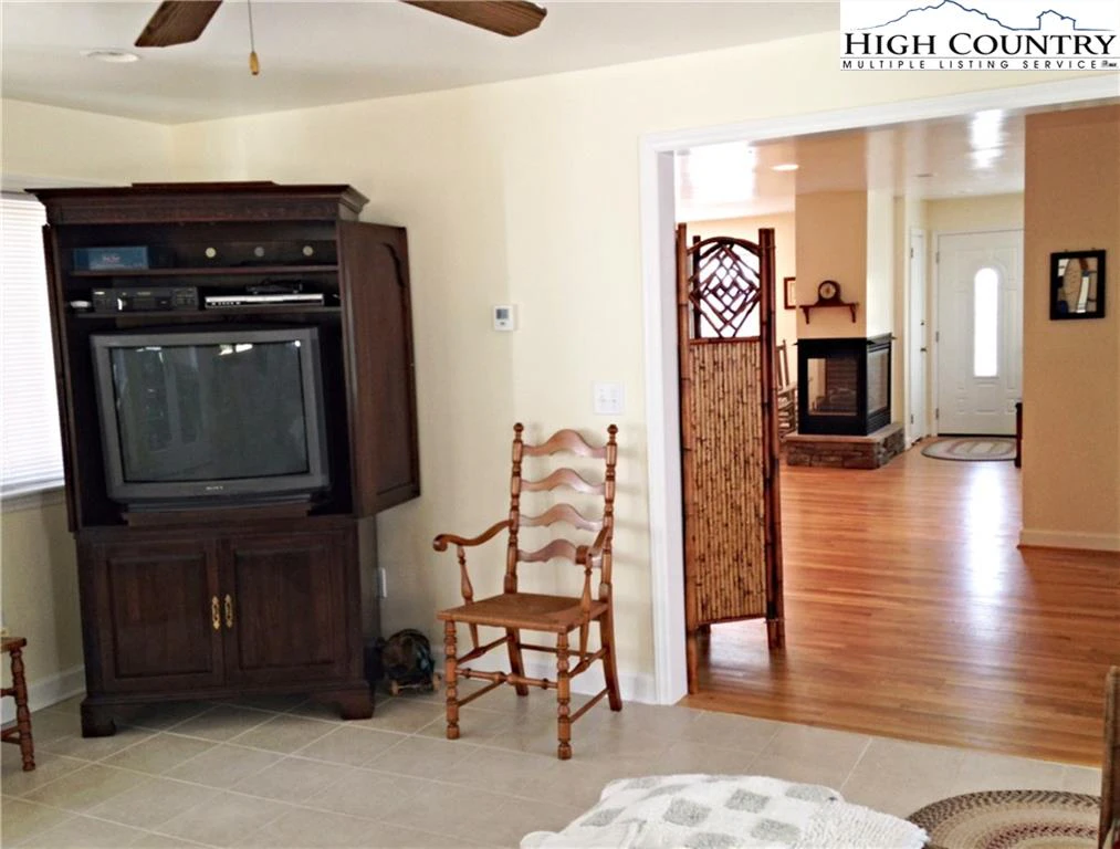 Image number 9 for the current listing