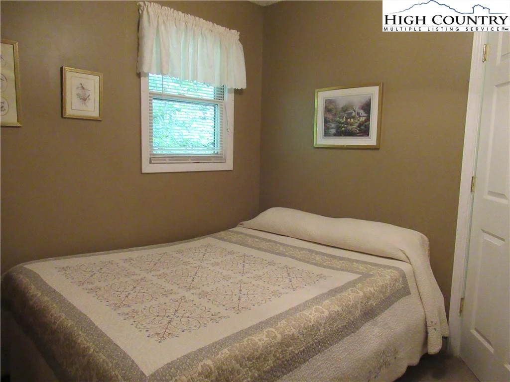 Image number 9 for the current listing