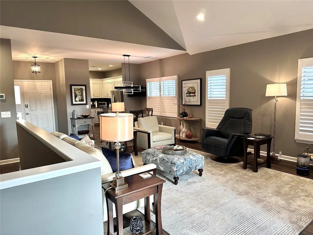 Image number 5 for the current listing