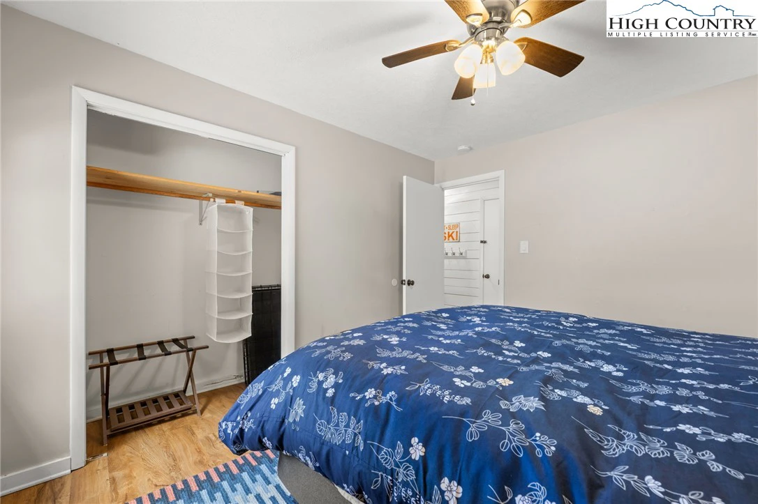 Image number 4 for the current listing