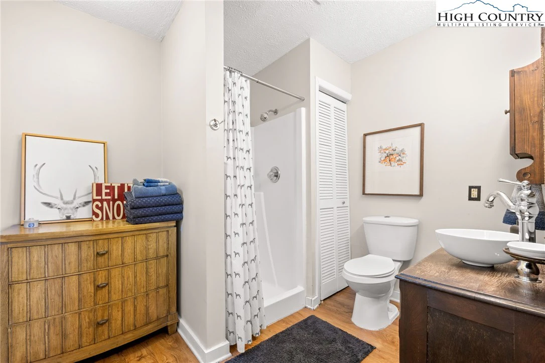 Image number 9 for the current listing