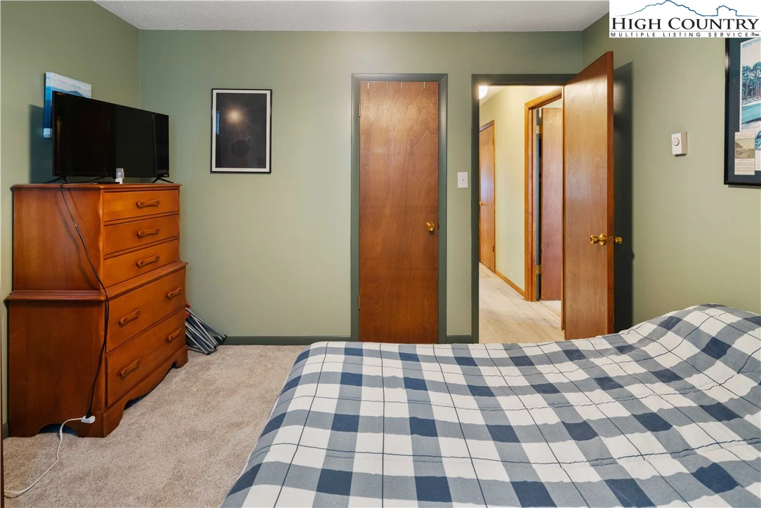 Image number 18 for the current listing