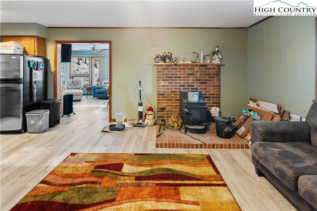 Image number 13 for the current listing