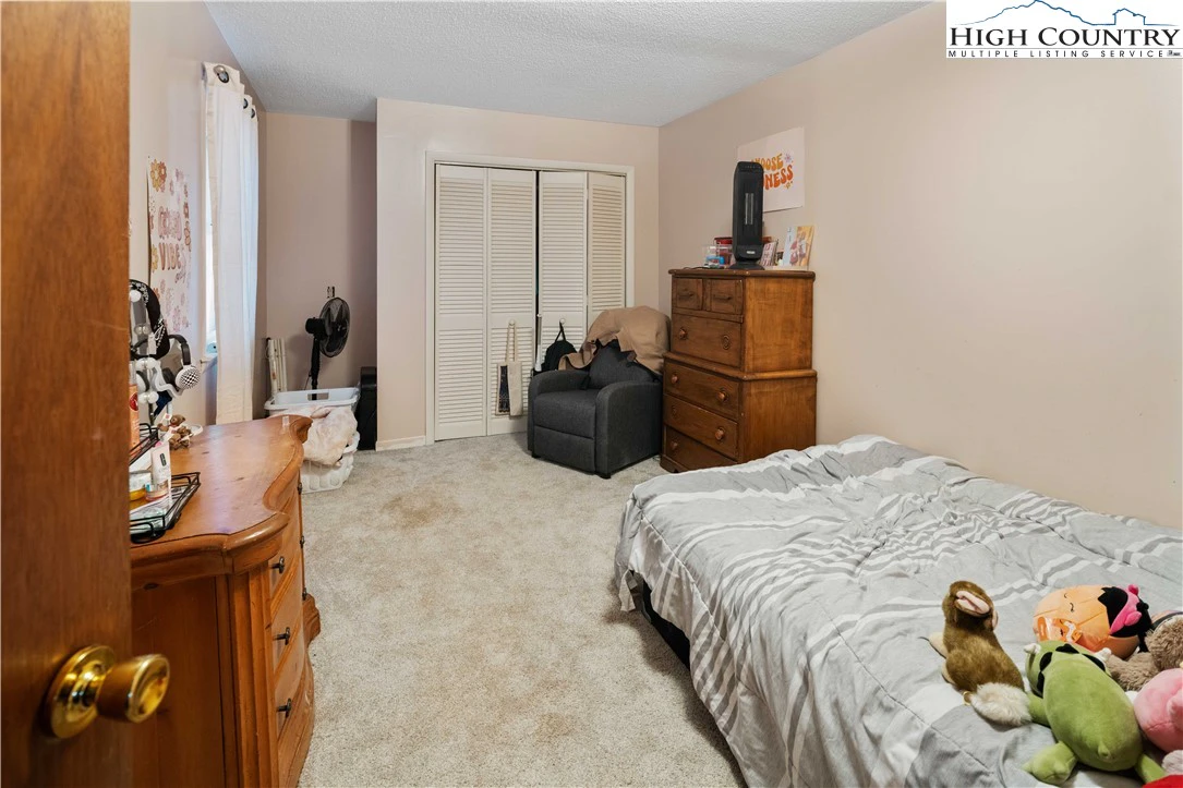 Image number 15 for the current listing