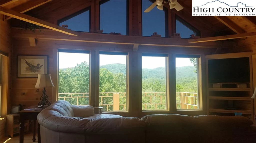 Image number 19 for the current listing