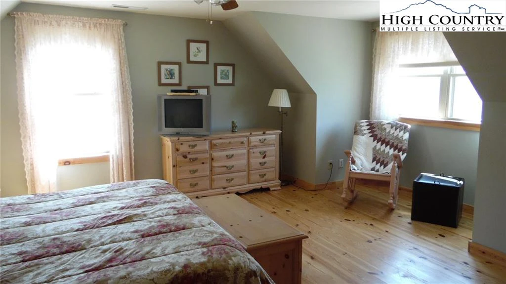 Image number 5 for the current listing