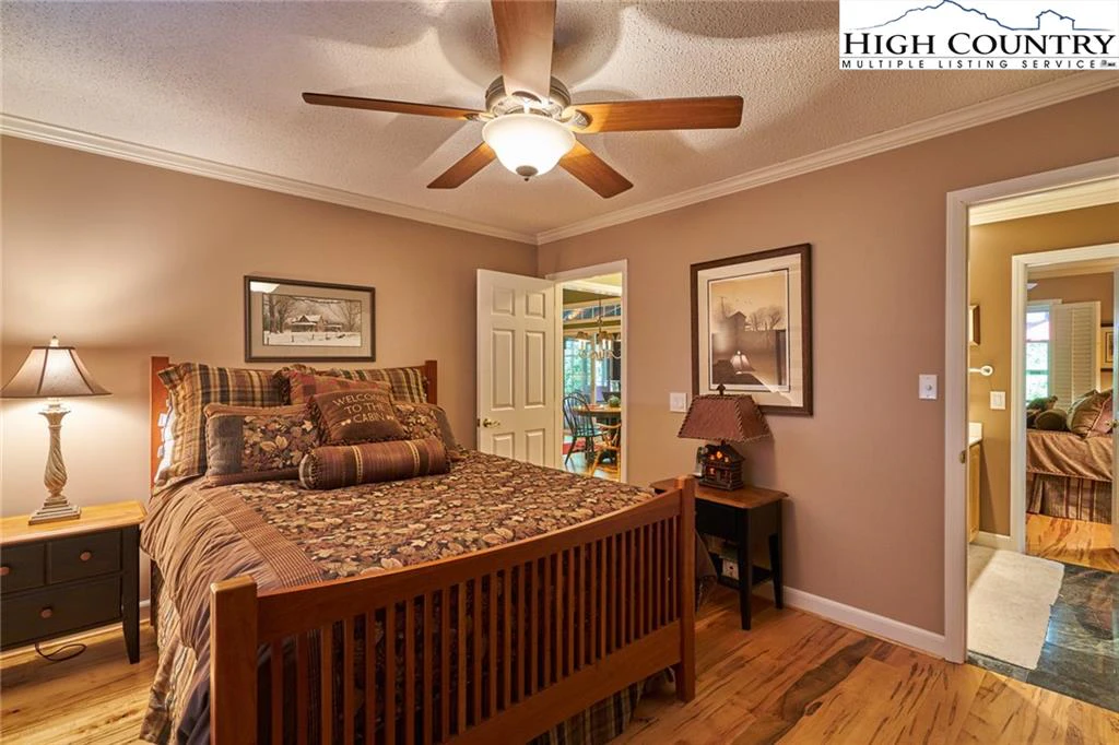 Image number 3 for the current listing