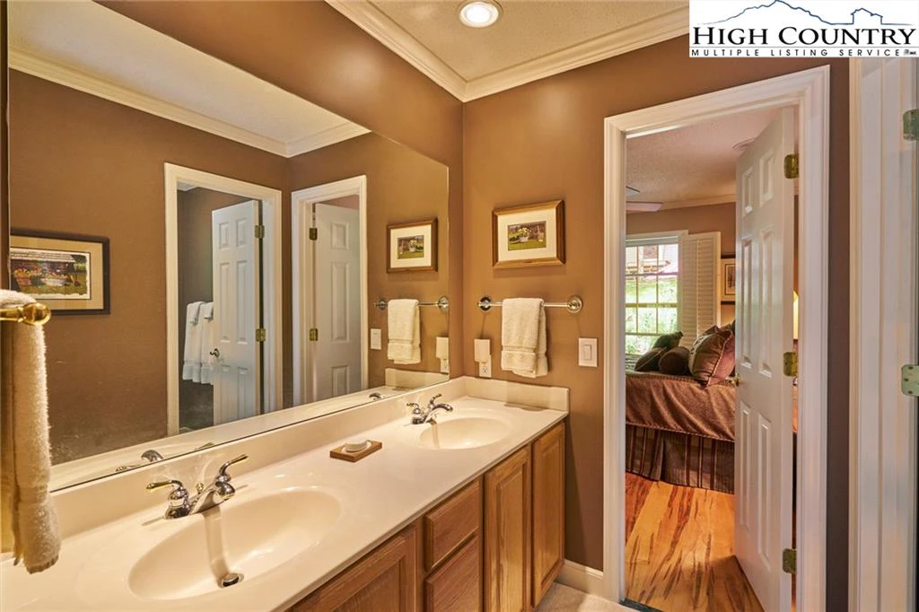 Image number 4 for the current listing
