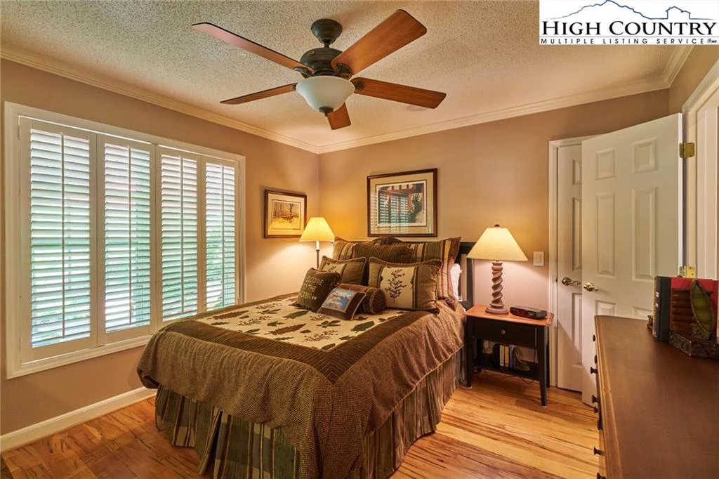 Image number 7 for the current listing