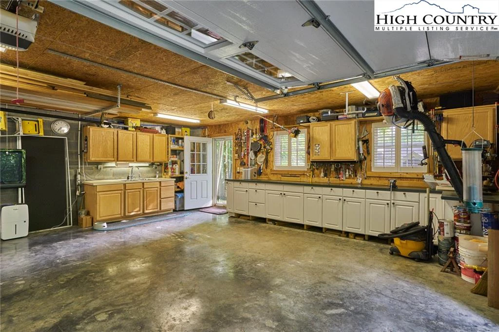 Image number 19 for the current listing
