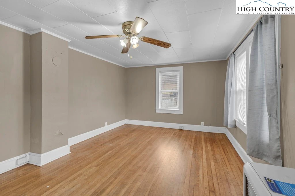 Image number 21 for the current listing