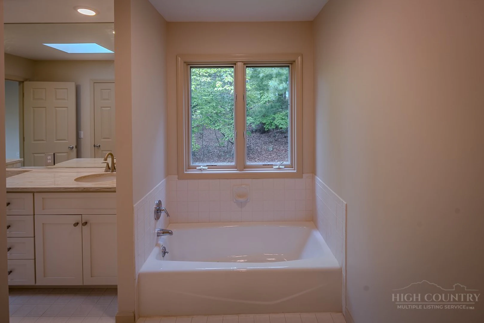 Image number 5 for the current listing