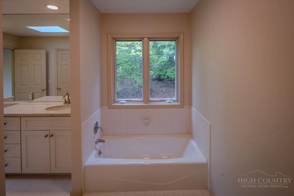 Image number 5 for the current listing