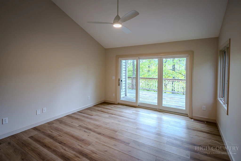 Image number 8 for the current listing