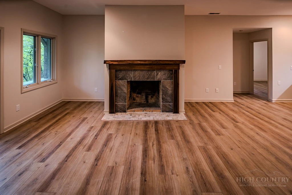 Image number 9 for the current listing
