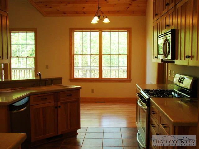 Image number 14 for the current listing