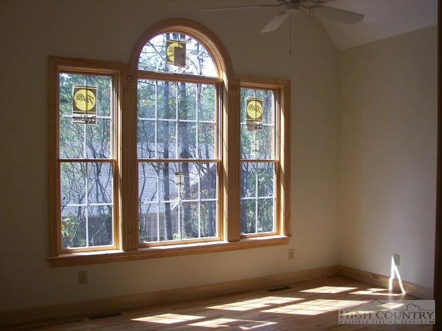 Image number 4 for the current listing