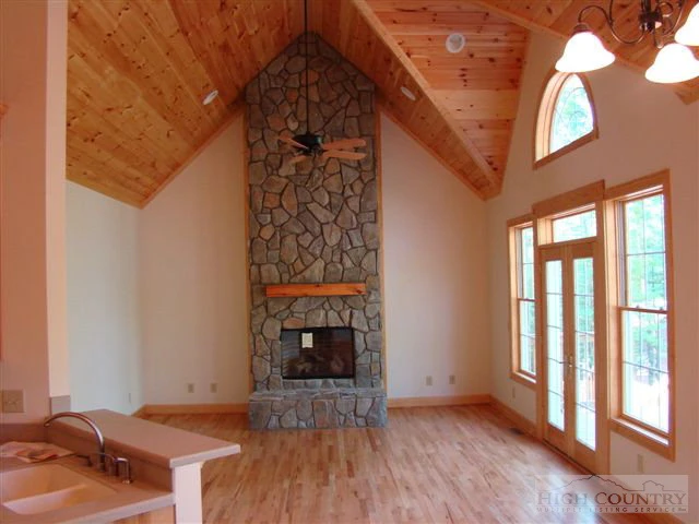 Image number 9 for the current listing
