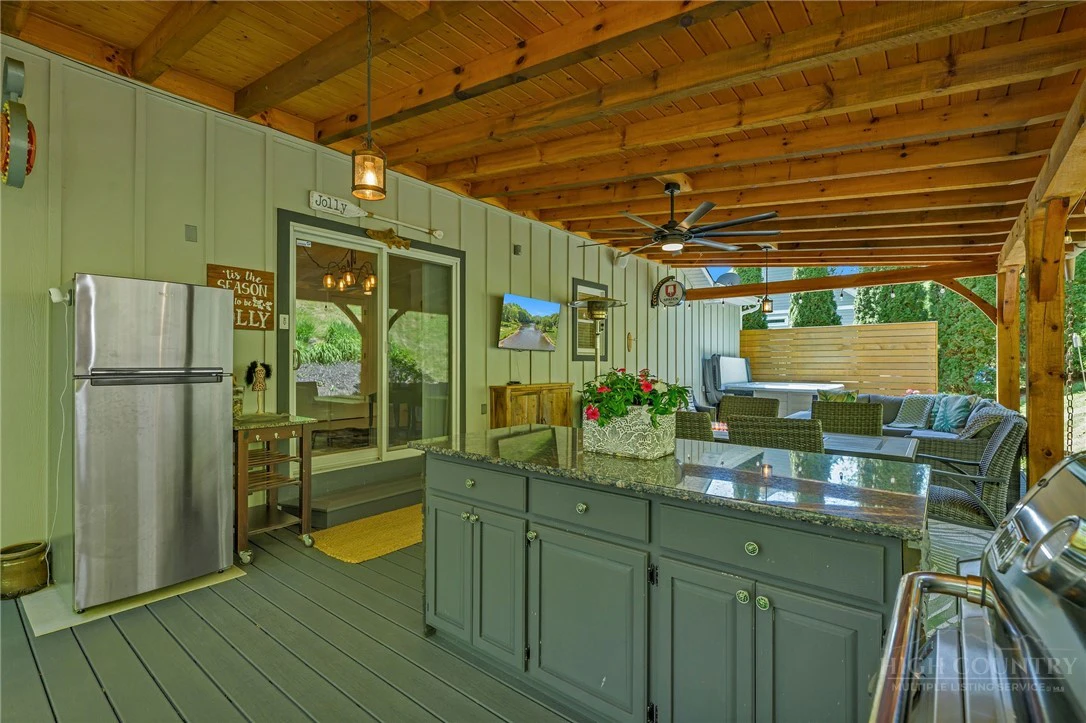 Image number 14 for the current listing