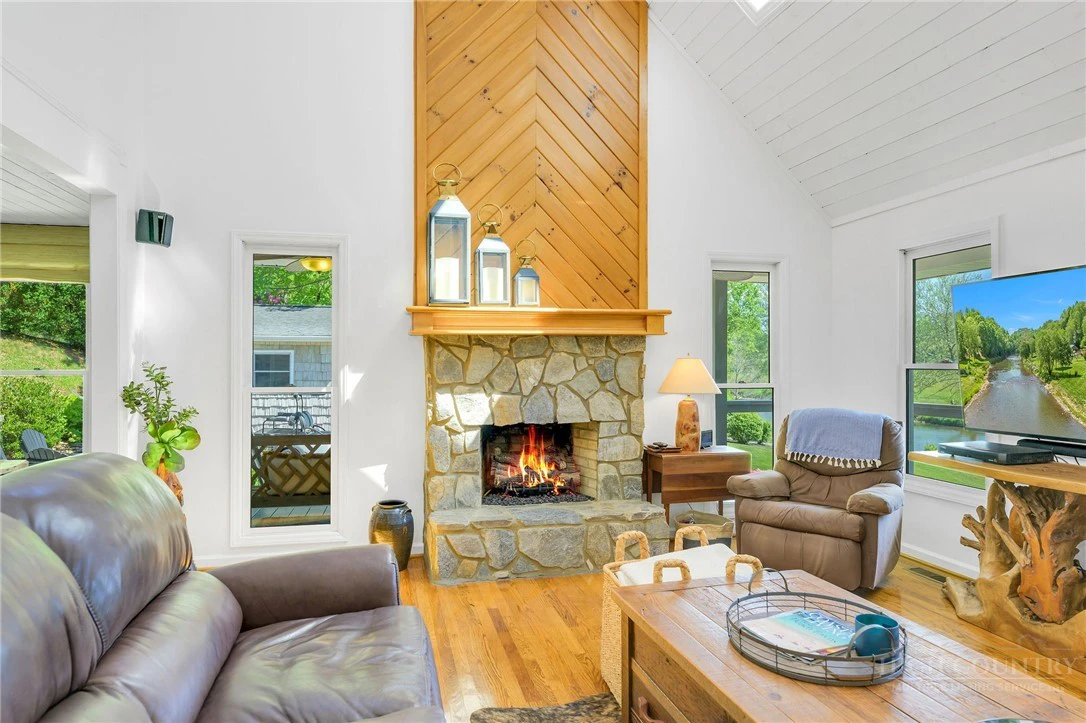 Image number 19 for the current listing
