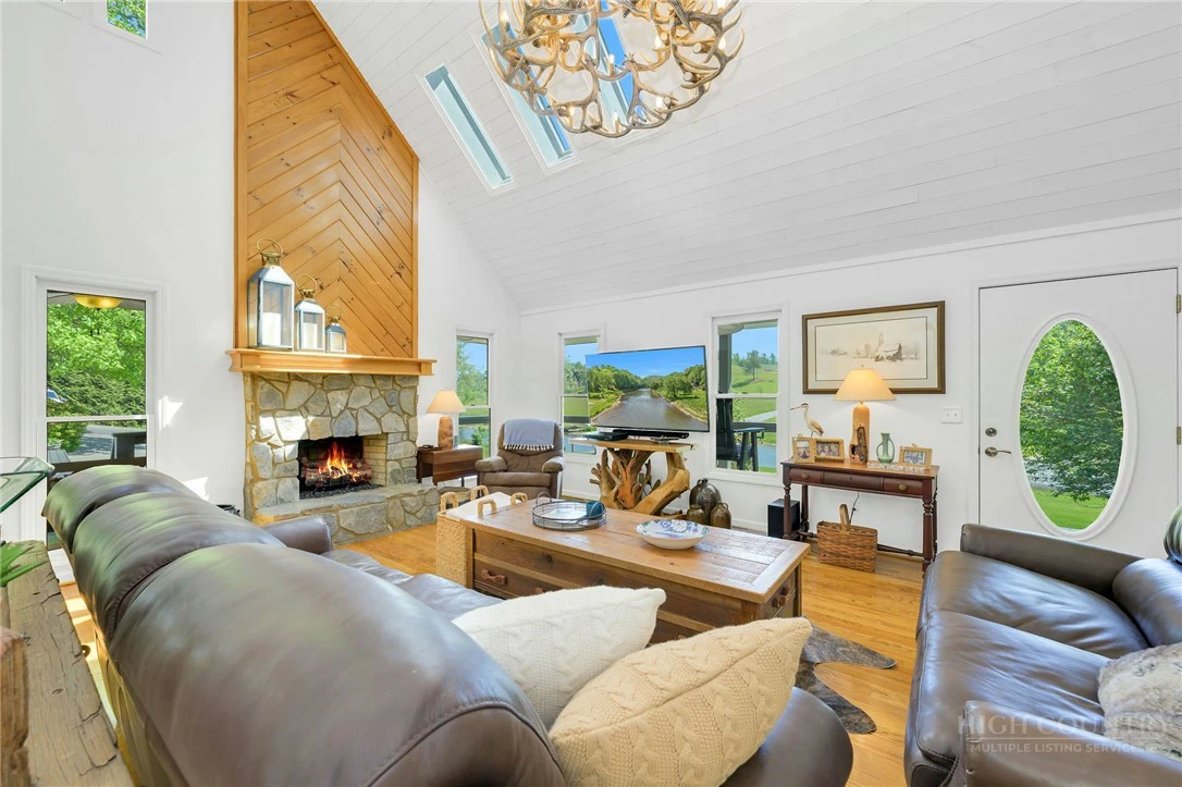 Image number 20 for the current listing