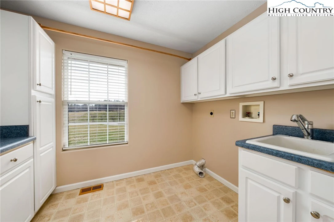 Image number 4 for the current listing