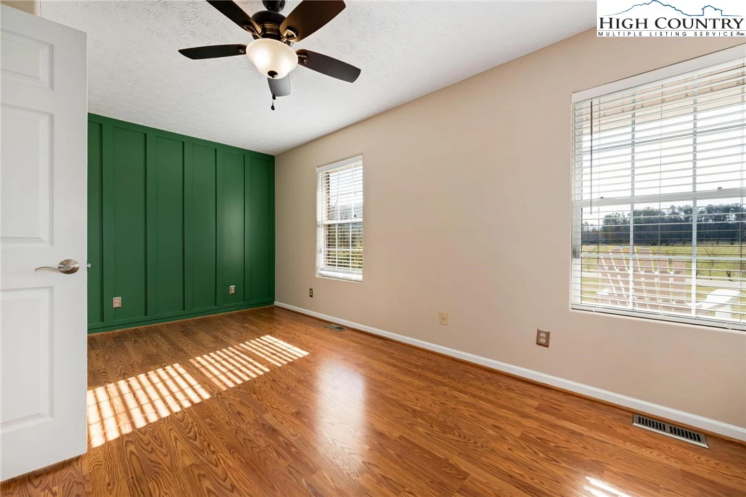 Image number 5 for the current listing