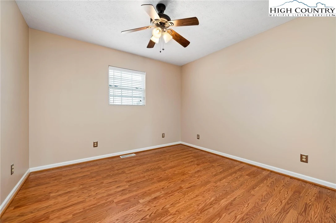 Image number 9 for the current listing
