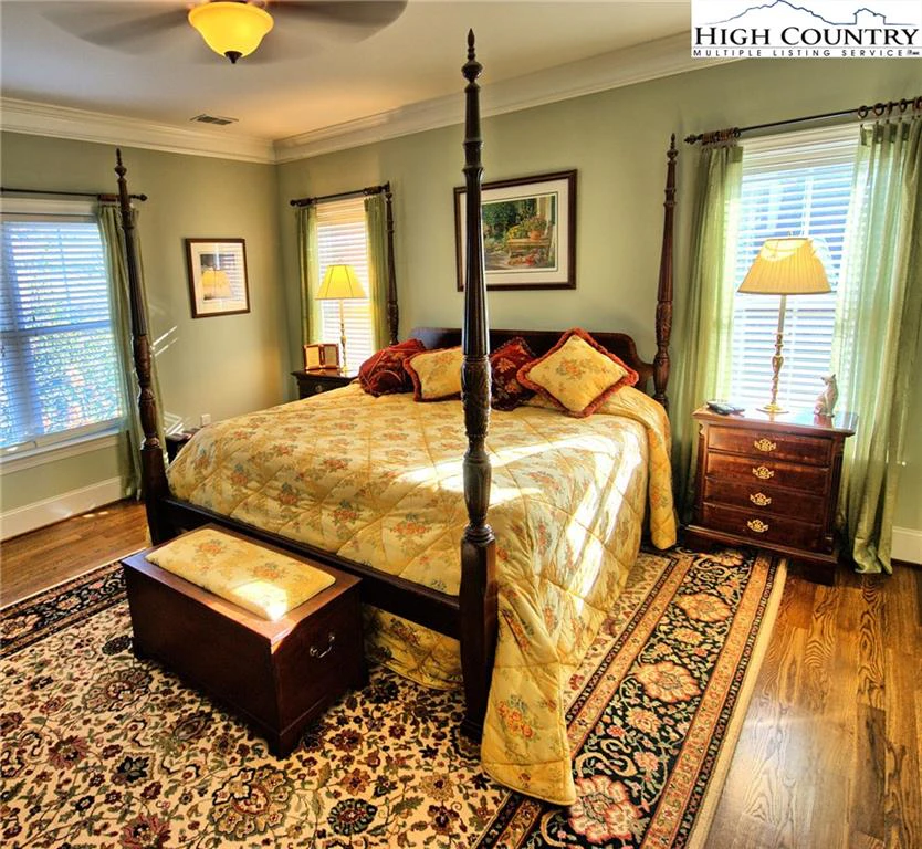 Image number 4 for the current listing