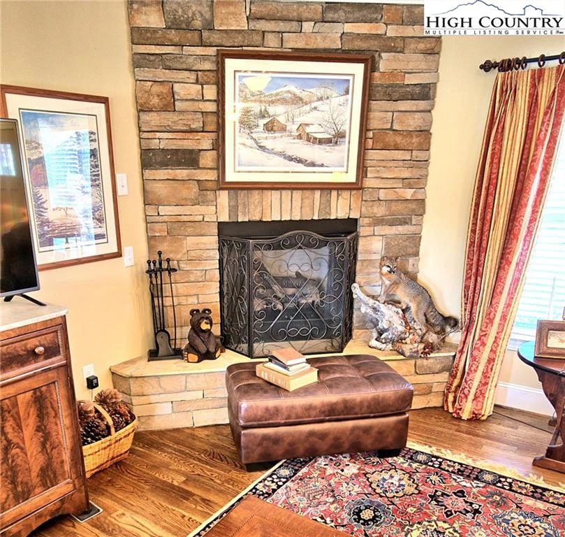 Image number 26 for the current listing