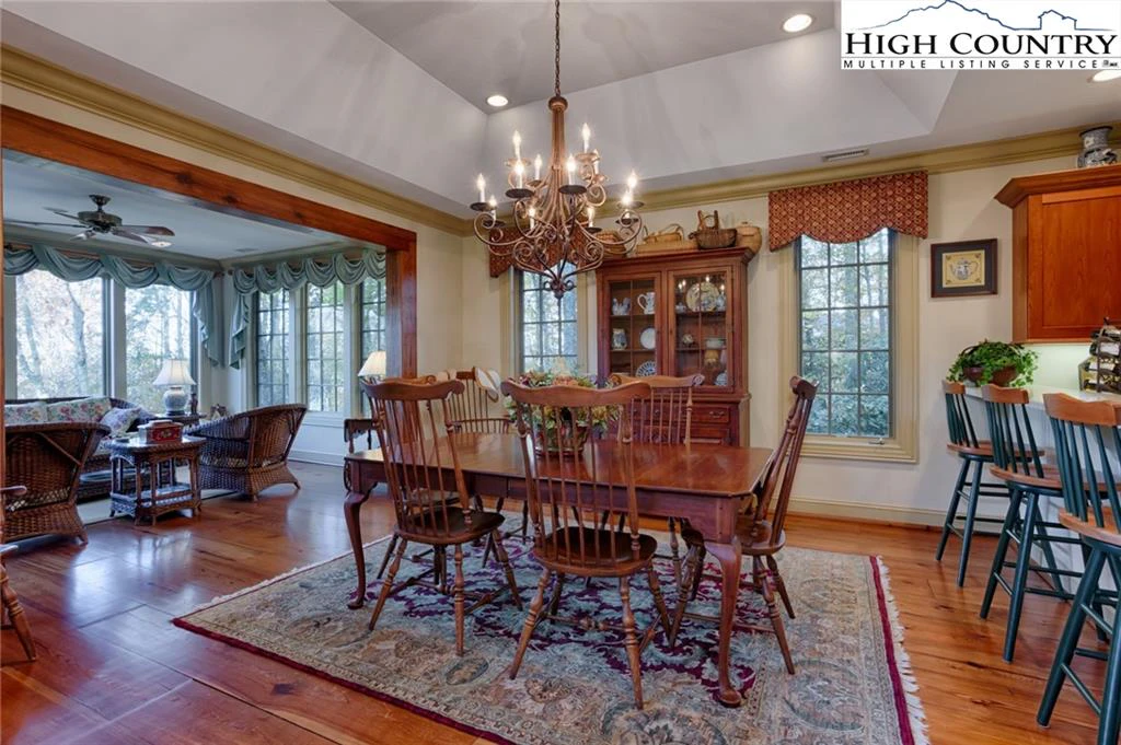 Image number 19 for the current listing