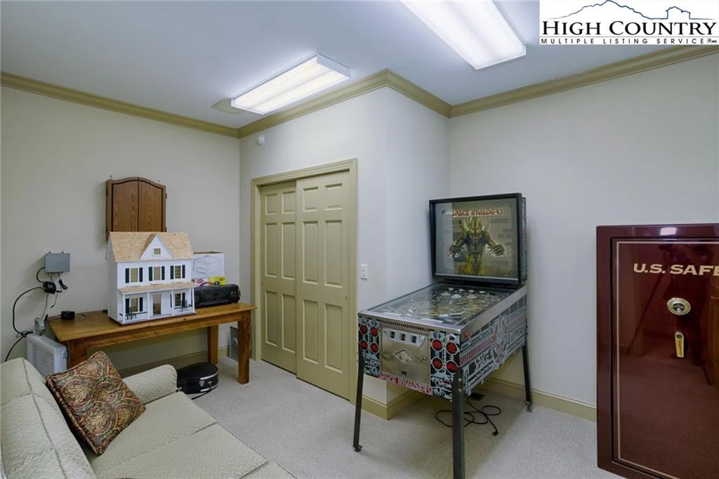 Image number 8 for the current listing