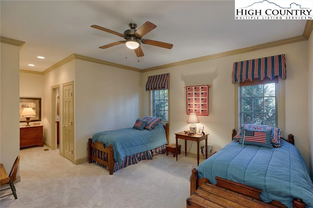Image number 11 for the current listing