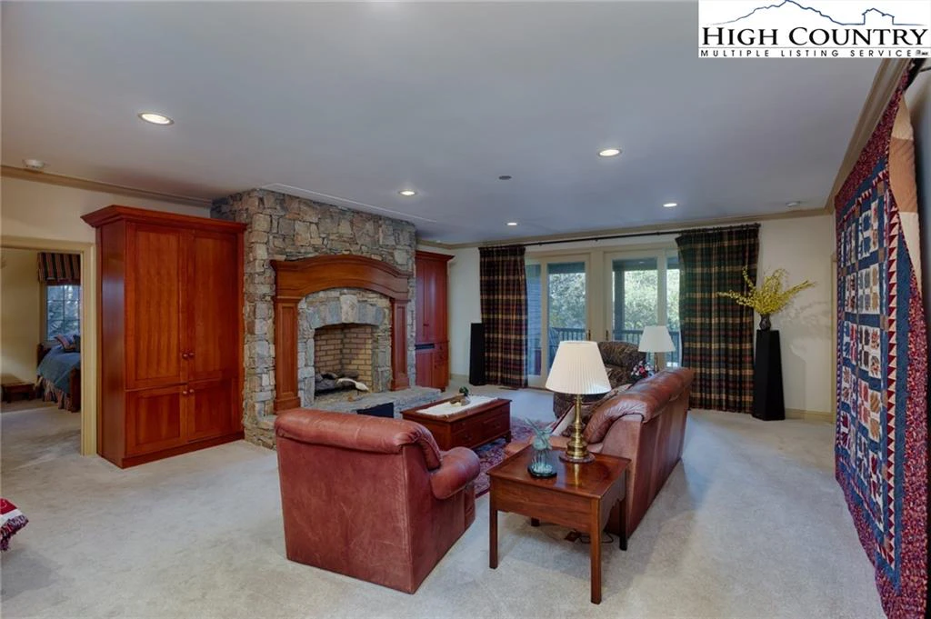Image number 15 for the current listing