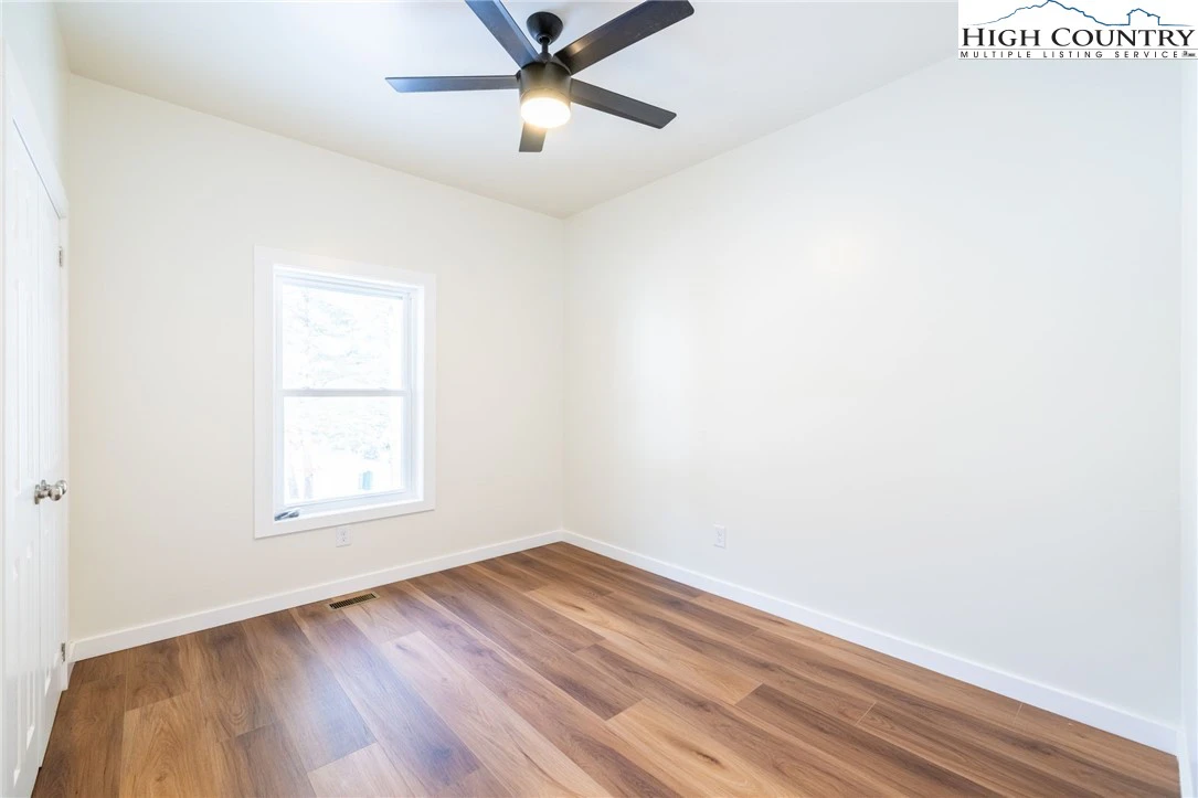 Image number 3 for the current listing