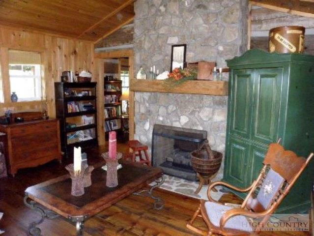 Image number 19 for the current listing