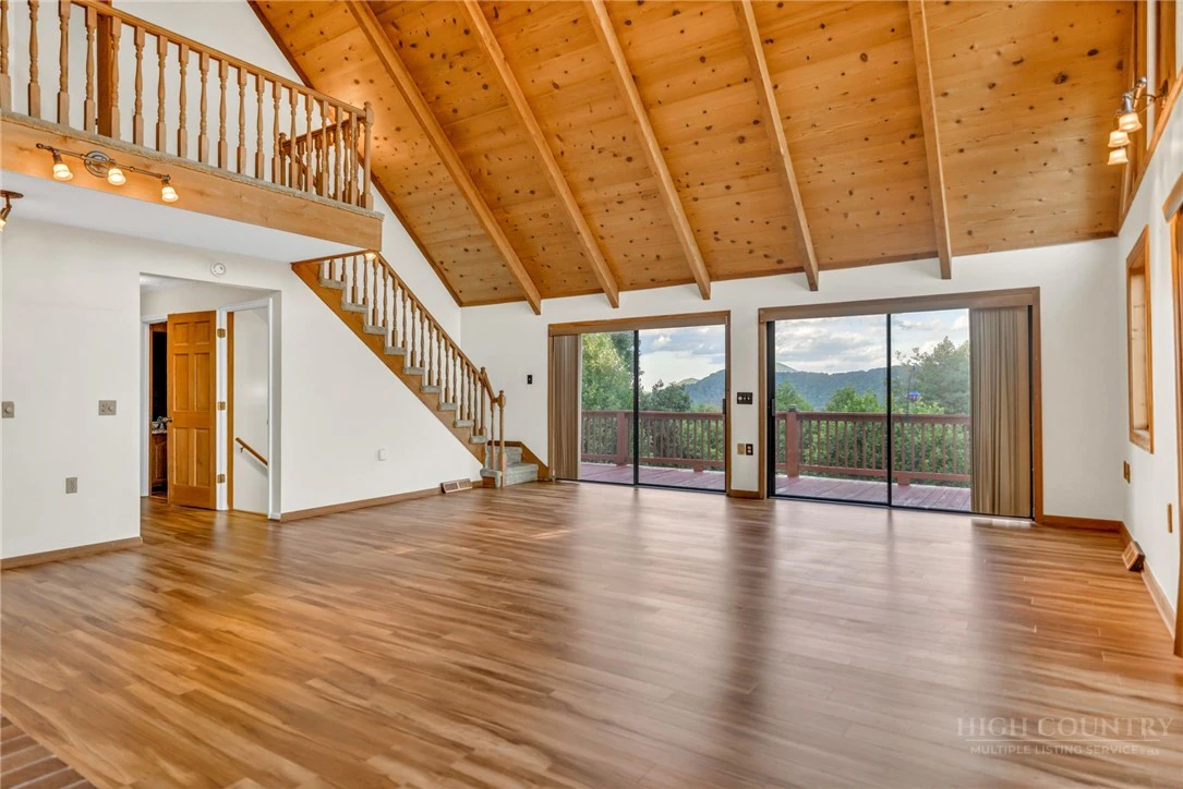 Image number 19 for the current listing