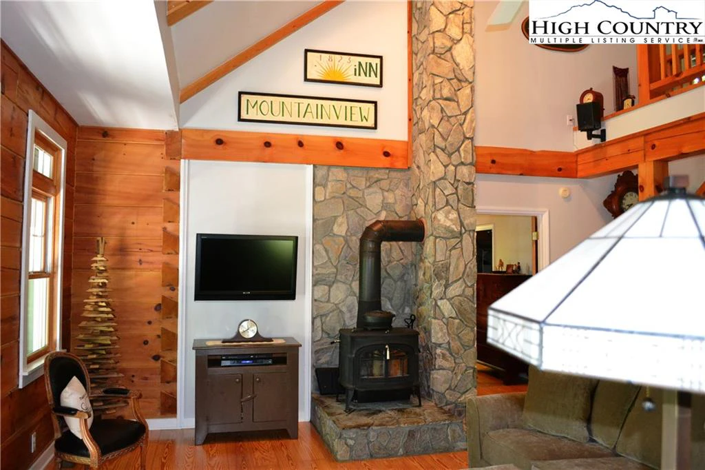 Image number 4 for the current listing