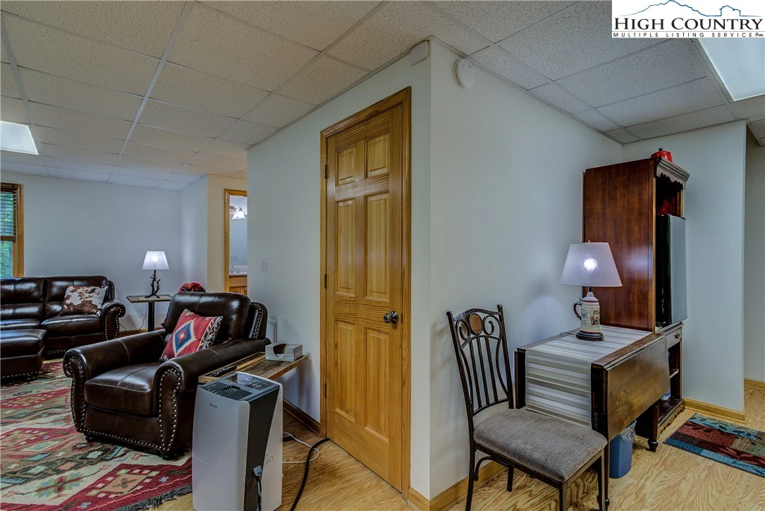 Image number 15 for the current listing